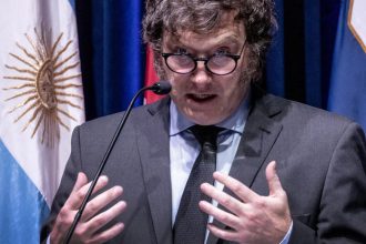 Oposição exige explicações do governo de Milei por fuga de Flávio Bolsonaro pela Argentina
