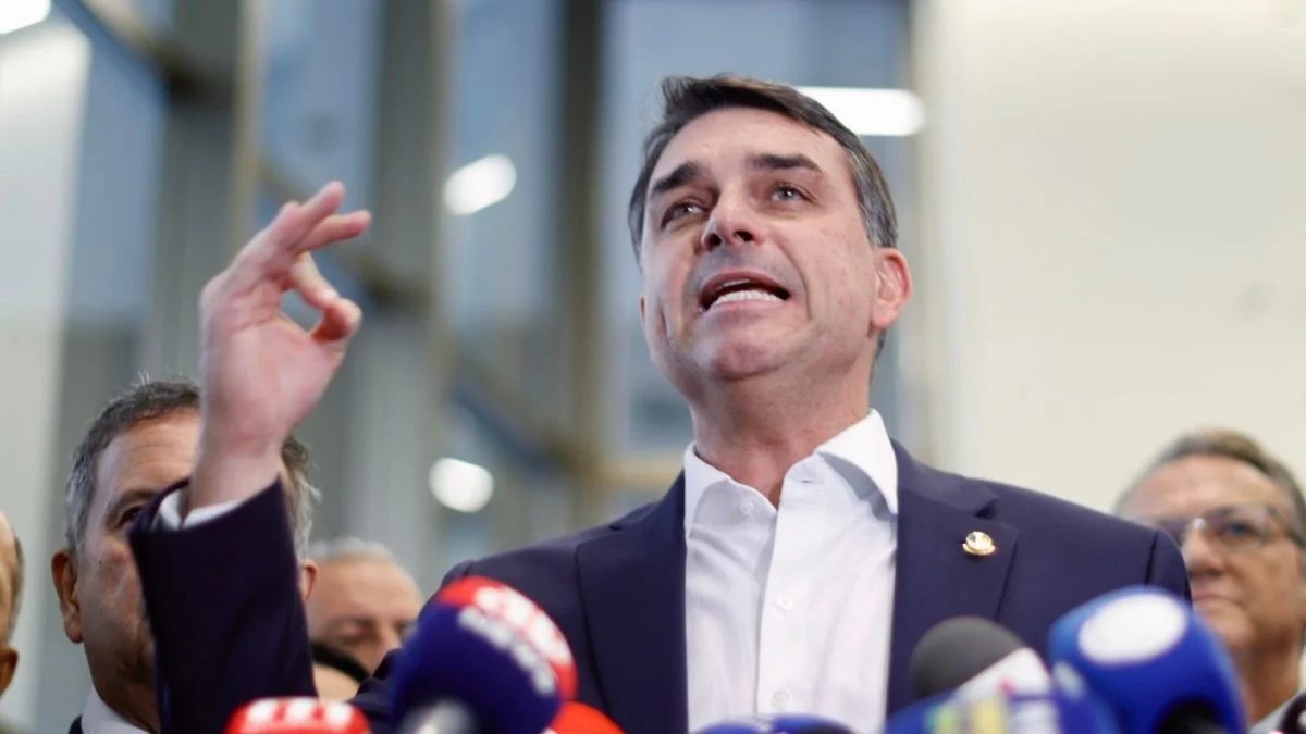 Oposição questiona intimação de Flávio para entregar passaportes