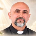 Padre morre após ser atingido por cruz em missa