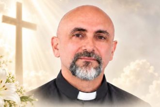 Padre morre após ser atingido por cruz em missa