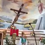 Padre morre depois de cruz cair sobre ele durante missa no Equador
