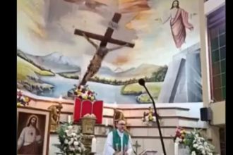 Padre morre depois de cruz cair sobre ele durante missa no Equador