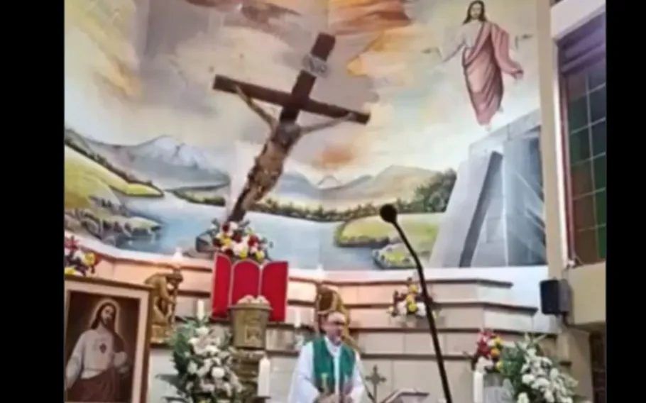 Padre morre depois de cruz cair sobre ele durante missa no Equador