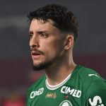 Palmeiras bate Athletico-PR por 2 a 0 e dorme na liderança do Brasileirão