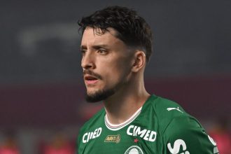 Palmeiras bate Athletico-PR por 2 a 0 e dorme na liderança do Brasileirão