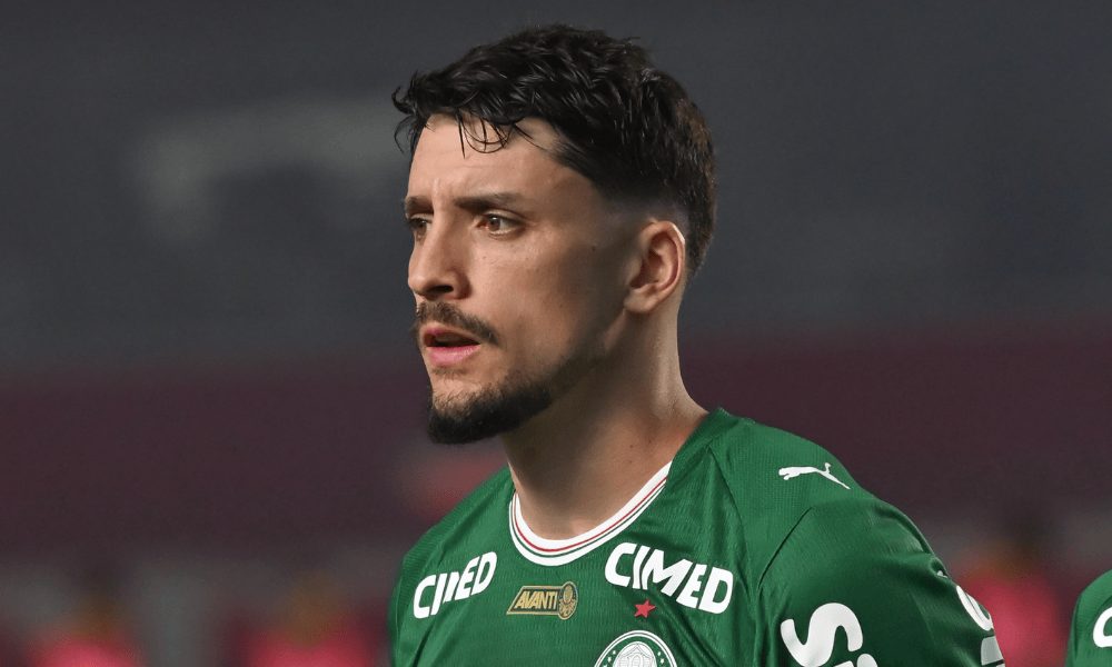Palmeiras bate Athletico-PR por 2 a 0 e dorme na liderança do Brasileirão