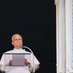 Papa Leão XIV conduz oração no Vaticano um dia após deixar hospital e diz que vai retomar suas atividades