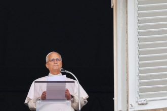 Papa Leão XIV conduz oração no Vaticano um dia após deixar hospital e diz que vai retomar suas atividades