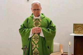 Papa Leão XIV deixa hospital em Roma