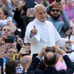 Papa Leão XIV passeia de papamóvel e é ovacionado em 1ª audiência no Vaticano após cirurgia para retirada de câncer