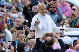 Papa Leão XIV passeia de papamóvel e é ovacionado em 1ª audiência no Vaticano após cirurgia para retirada de câncer