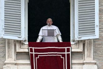Papa Leão XIV retira parte do pulmão e tem câncer confirmado, diz Vaticano