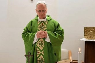 Papa Leão XIV tem ‘melhora constante’ após cirurgia para retirar tumor, diz Vaticano