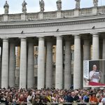 Papa saúda multidão no Vaticano pela primeira vez desde cirurgia de câncer