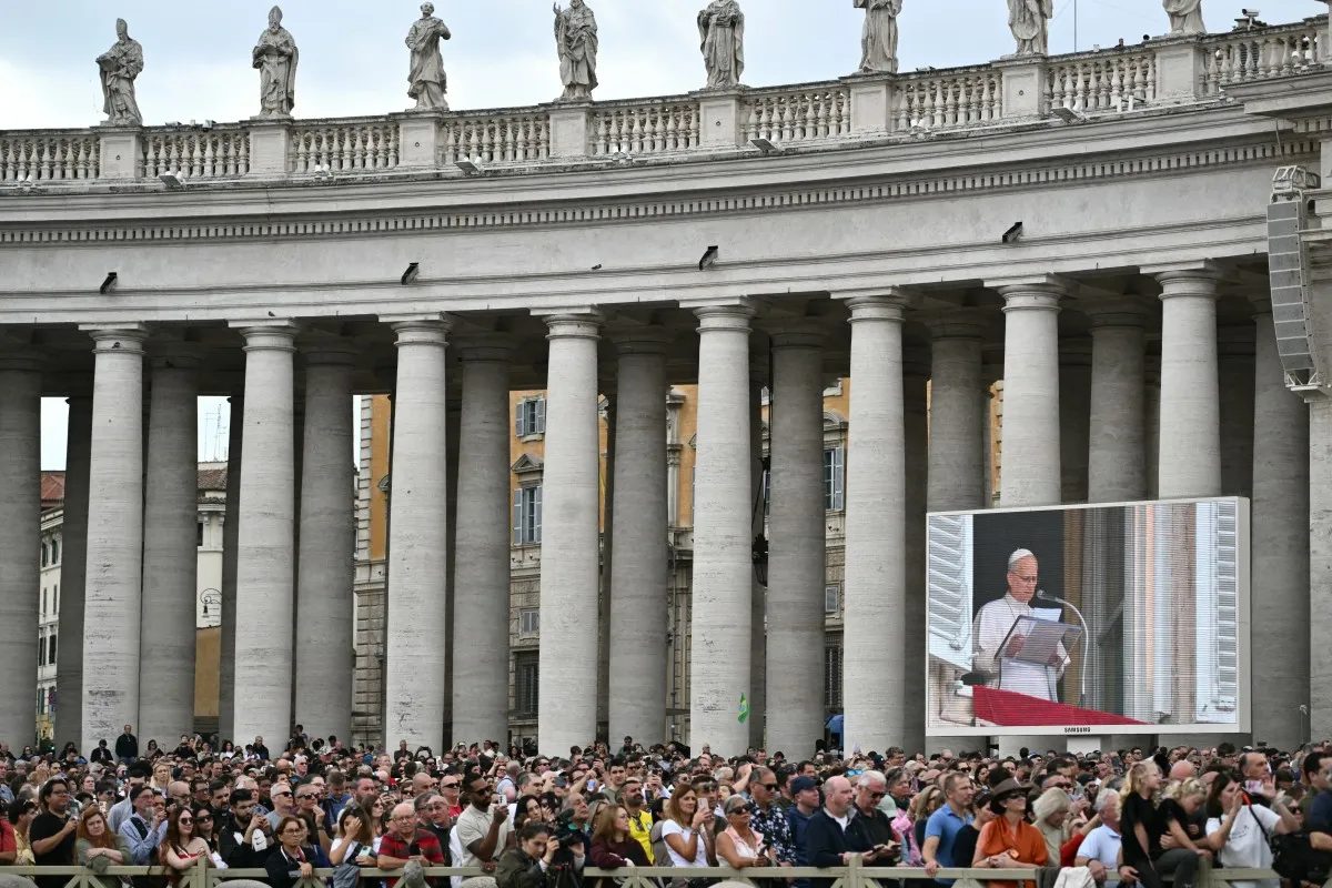 Papa saúda multidão no Vaticano pela primeira vez desde cirurgia de câncer