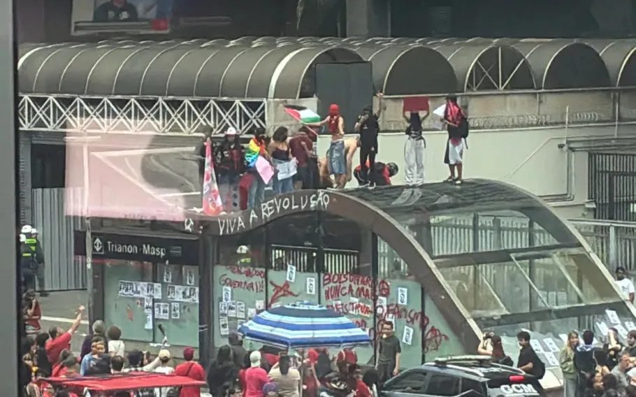 Parlamentares pedem radicalização da esquerda em ato pró-Lula em SP