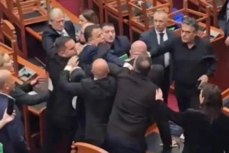 Parlamento da Albânia termina sessão com briga entre deputados