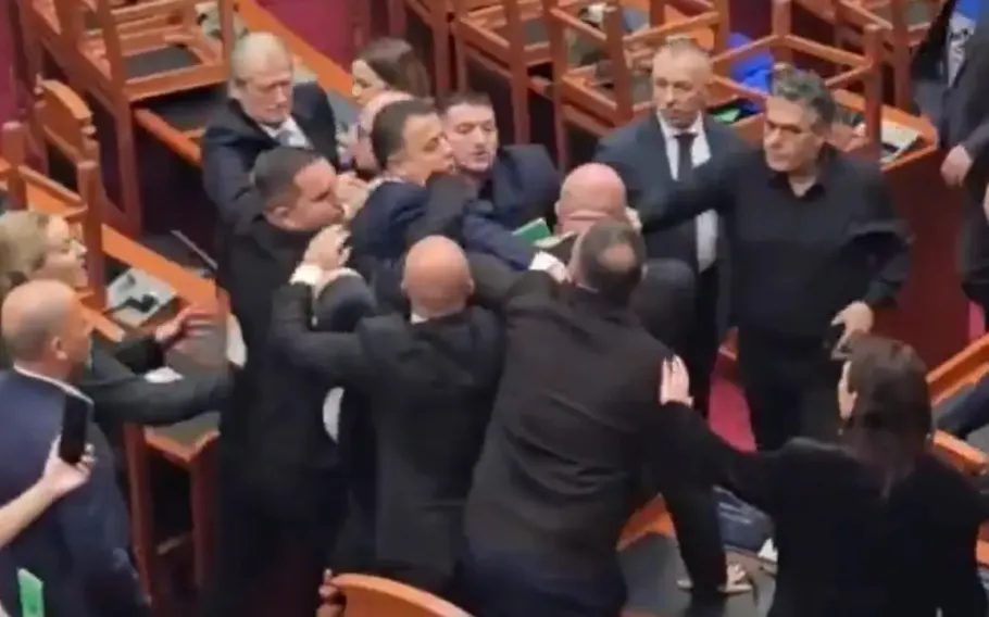 Parlamento da Albânia termina sessão com briga entre deputados