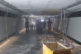 Parte do teto de corredor da Câmara desaba e área é interditada; veja