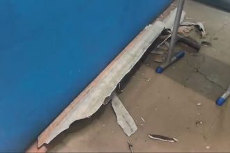 Parte do teto de escola desaba no Paranoá, no DF, e atinge monitora; veja VÍDEO