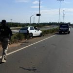 Passageira de moto fica em estado grave após ser atingida por carro na BR-401; motorista fugiu