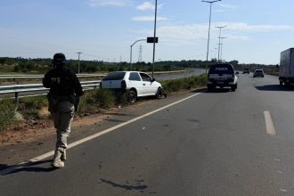 Passageira de moto fica em estado grave após ser atingida por carro na BR-401; motorista fugiu