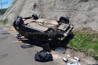 Passageira morre após ser arremessada de carro em capotamento na rodovia SP-333