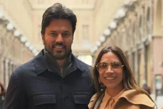 Patrícia Abravanel aparece sem aliança em viagem com mãe e filhos