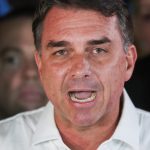 PF faz buscas em endereço ligado a Flávio Bolsonaro