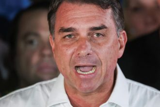 PF faz buscas em endereço ligado a Flávio Bolsonaro