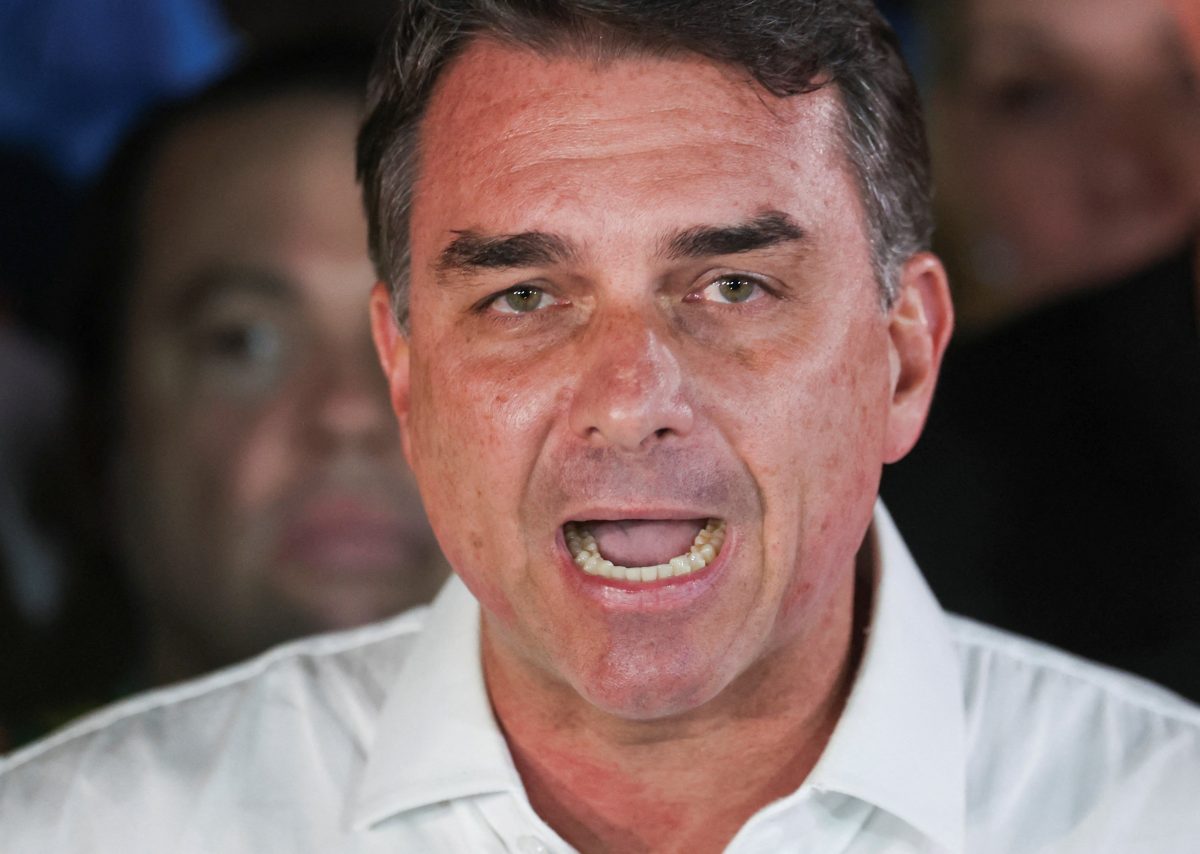 PF faz buscas em endereço ligado a Flávio Bolsonaro