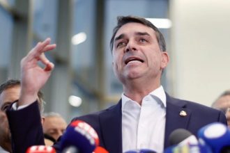 PF faz buscas em endereços ligados a Flávio Bolsonaro