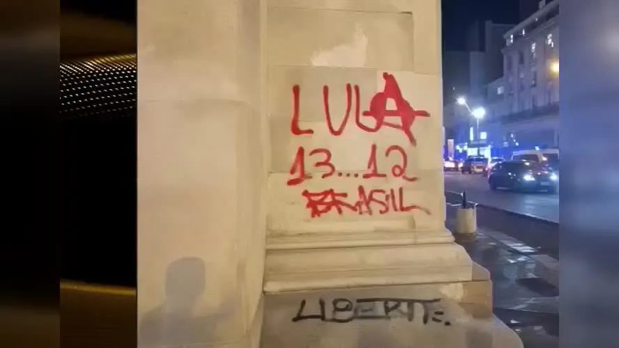 Pichações em apoio a Lula aparecem em Paris e Barcelona