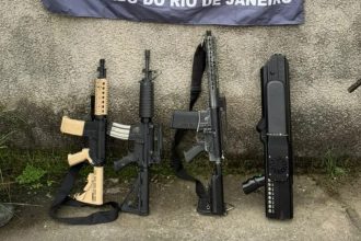 PM apreende 3 fuzis e bazuca usada para derrubar drones no Rio