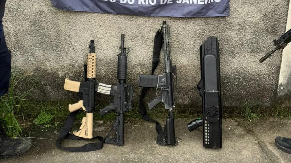 PM apreende 3 fuzis e bazuca usada para derrubar drones no Rio
