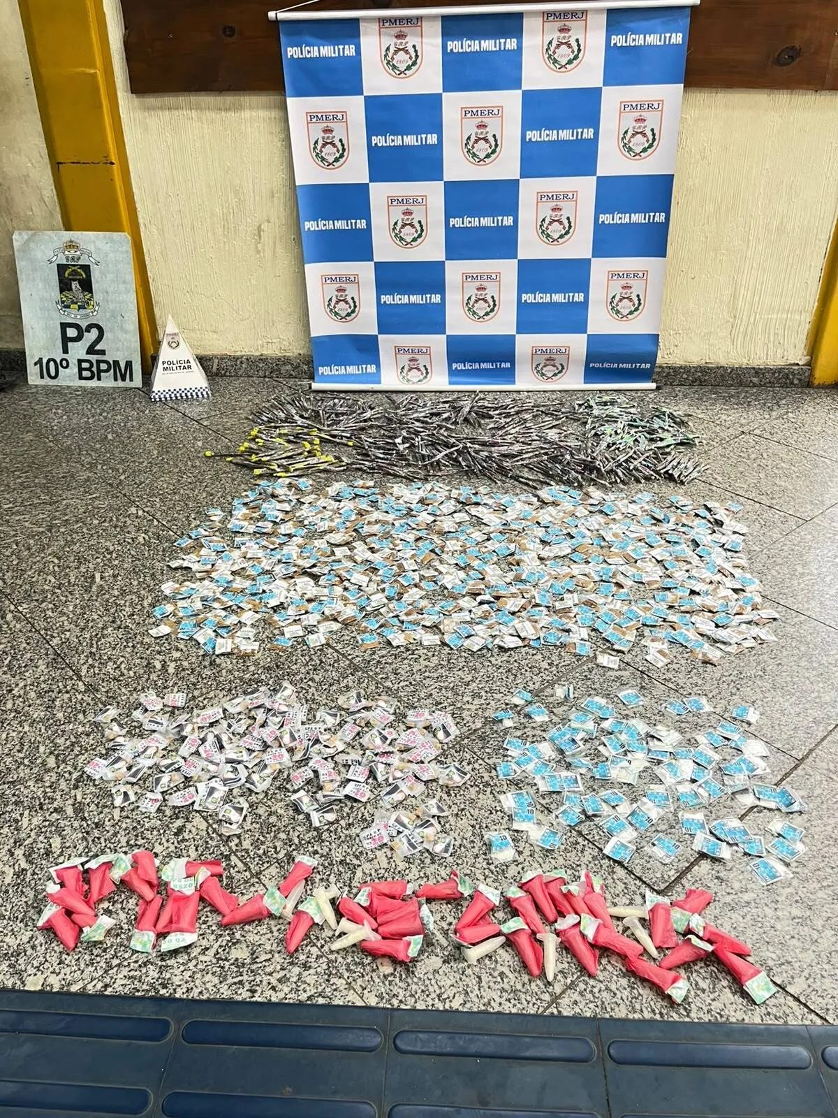 Polícia apreende mais de 3 mil porções de drogas em área de mata em Barra do Piraí