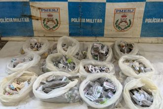 Polícia apreende mais de 4,7 kg de drogas no Jardim Esperança, em Cabo Frio; dois fogem ao ver viatura