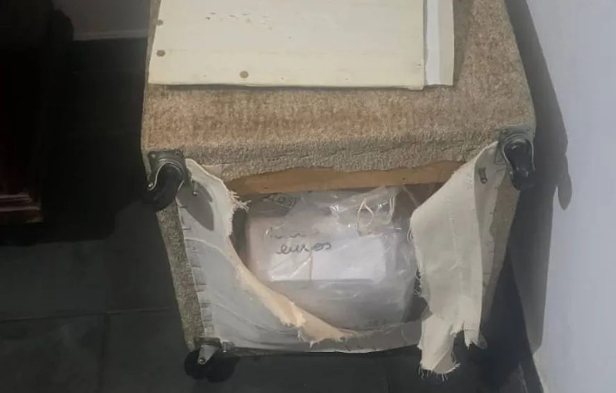 Polícia apreende quase R$ 2 mi escondidos em pufe ligado a delegada