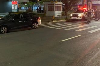 Polícia atira em pneu de carro para parar dupla que fugiu de blitz em Porto Alegre