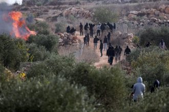 Polícia de Israel prende 10 suspeitos por ataques a jornalista e diplomatas na Cisjordânia