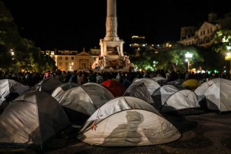 Polícia desmonta acampamento pelo direito à moradia em Lisboa e prende manifestantes