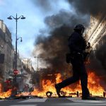 Polícia usa gás lacrimogêneo e entra em confronto com manifestantes em protestos contra o custo de vida na França