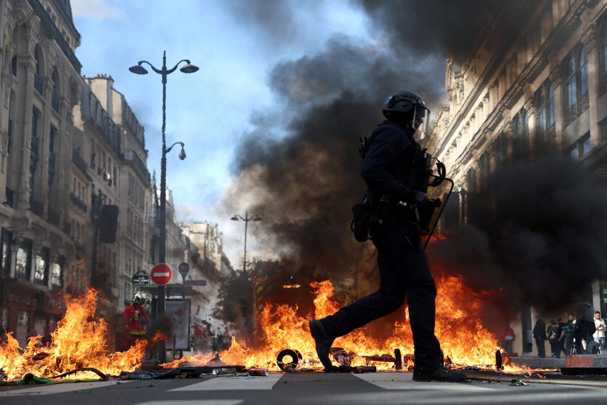 Polícia usa gás lacrimogêneo e entra em confronto com manifestantes em protestos contra o custo de vida na França