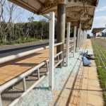 Ponto de ônibus é alvo de vandalismo em avenida de Santa Bárbara d'Oeste