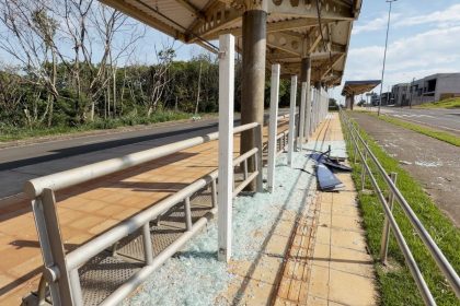 Ponto de ônibus é alvo de vandalismo em avenida de Santa Bárbara d'Oeste