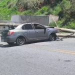 Poste cai em carro após acidente que interditou rua em São José dos Campos