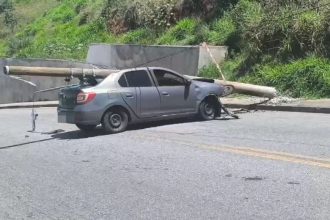 Poste cai em carro após acidente que interditou rua em São José dos Campos
