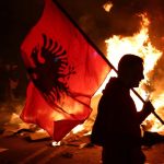 Prédio do Ministério da Educação da Albânia é incendiado durante protesto estudantil