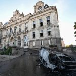 Prédio que sobreviveu a 2 guerras mundiais é destruído em protestos na França