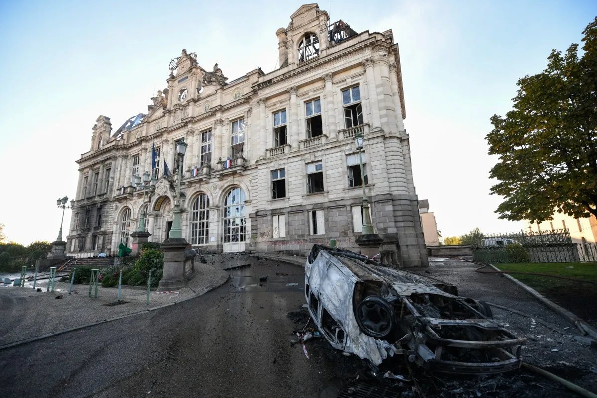 Prédio que sobreviveu a 2 guerras mundiais é destruído em protestos na França